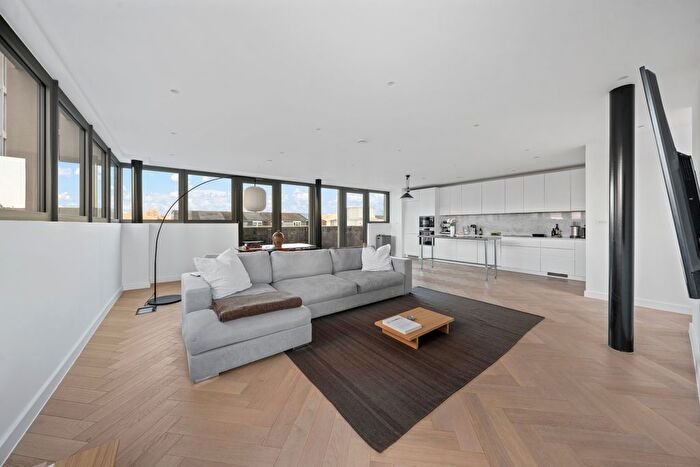 3 Bedroom Flat To Rent In Maple Path, London, E5