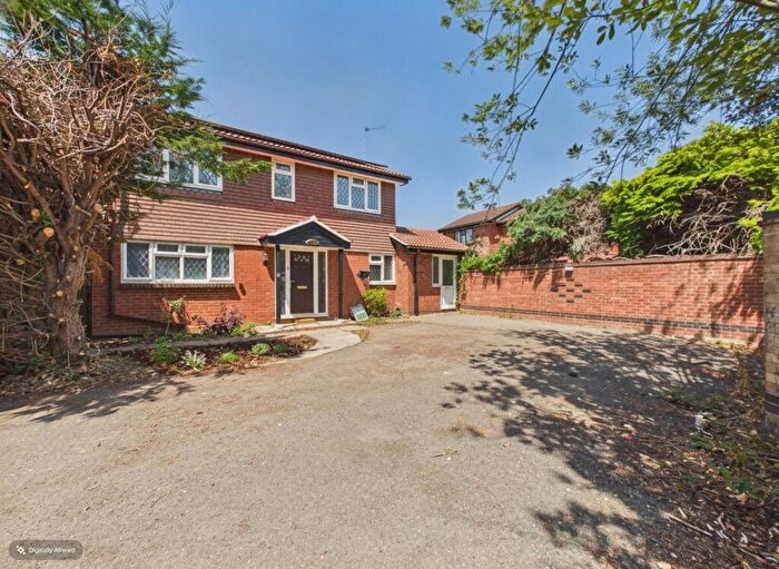 4 Bedroom Detached House To Rent In Surrey, KT16