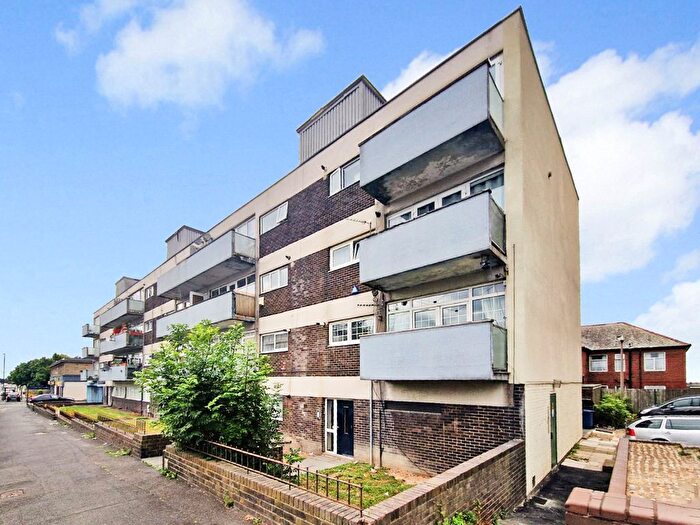 2 Bedroom Flat For Sale In Moorside Court, Newcastle Upon Tyne, Tyne And Wear, NE5