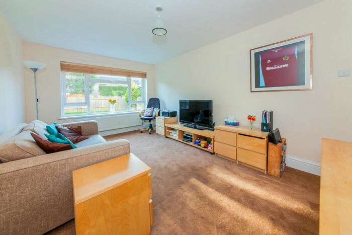 2 Bedroom Flat To Rent In Bushfield Drive, Redhill RH1