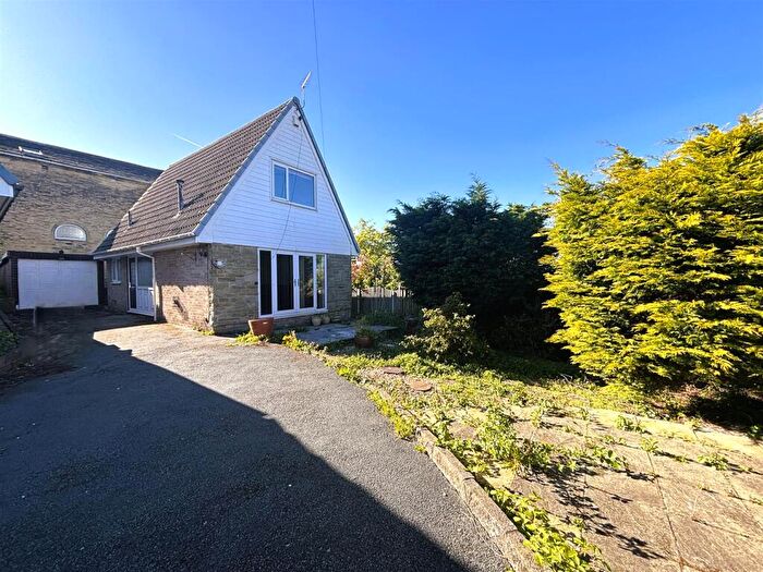 2 Bedroom Detached House For Sale In Langdale Avenue, Wyke, Bradford, BD12