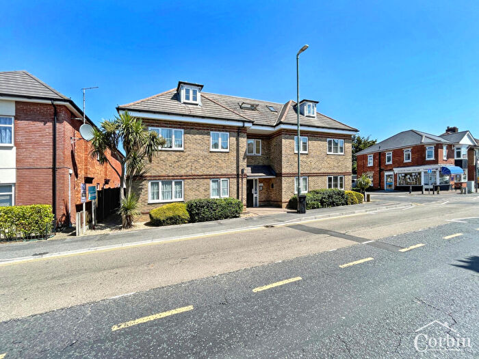 2 Bedroom Flat For Sale In Columbia Road, Bournemouth, BH10