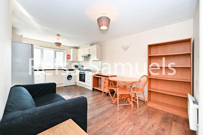 3 Bedroom Apartment To Rent In Ambassador Square, Isle Of Dogs, Canary Wharf, Docklands, London, E14