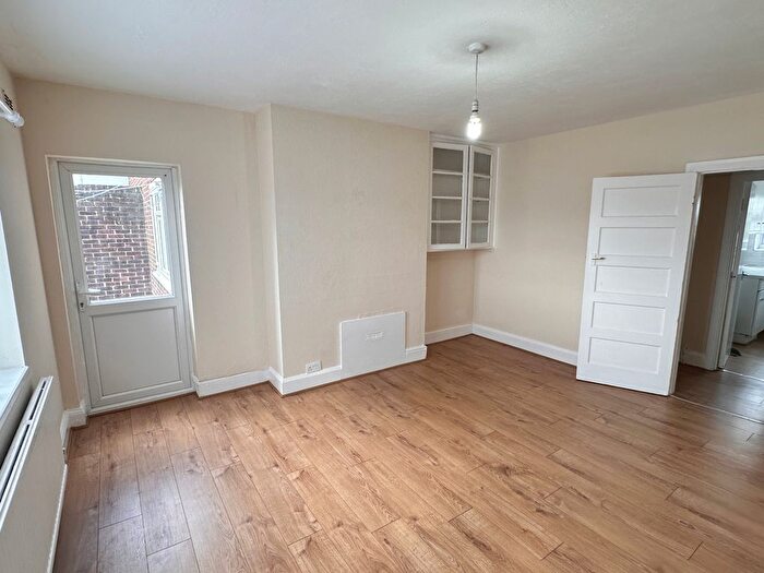 3 Bedroom Flat To Rent In Church Lane, London, NW9