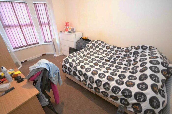 6 Bedroom Terraced House To Rent In Grange Avenue, Reading, RG6