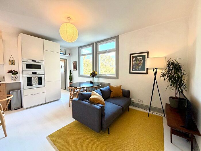 2 Bedroom Flat For Sale In Rye Hill Park, London, SE15
