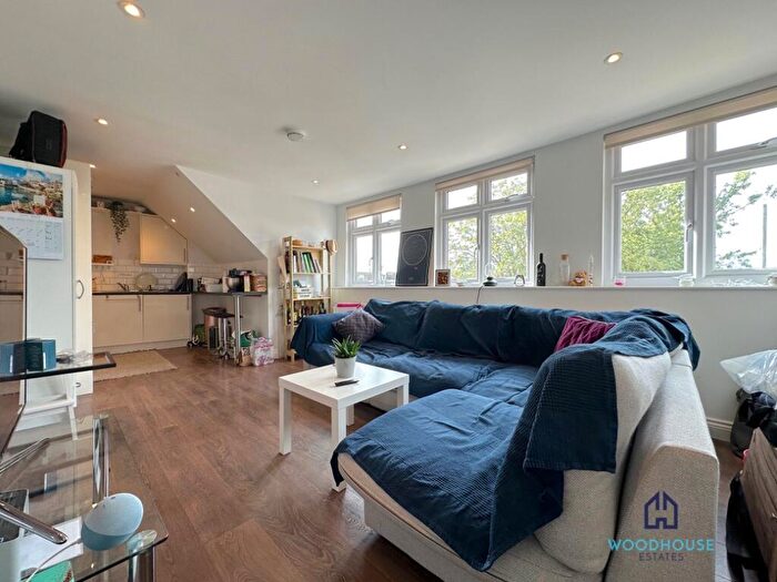 2 Bedroom Flat To Rent In Woodhouse Road, London, N12