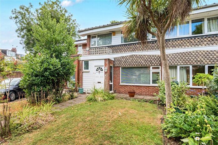 3 Bedroom Terraced House For Sale In St. Regis Close, London, N10