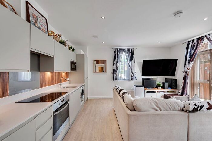 2 Bedroom Flat For Sale In Montrose House, Hanworth Lane, Chertsey, Surrey, KT16