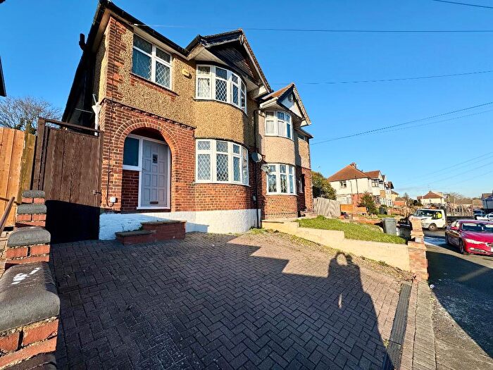 3 Bedroom Semi Detached House For Sale In Taunton Avenue, Round Green, Luton, Bedfordshire, LU2
