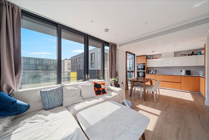 3 Bedroom Flat To Rent In Piazza Walk, Satin House, E1