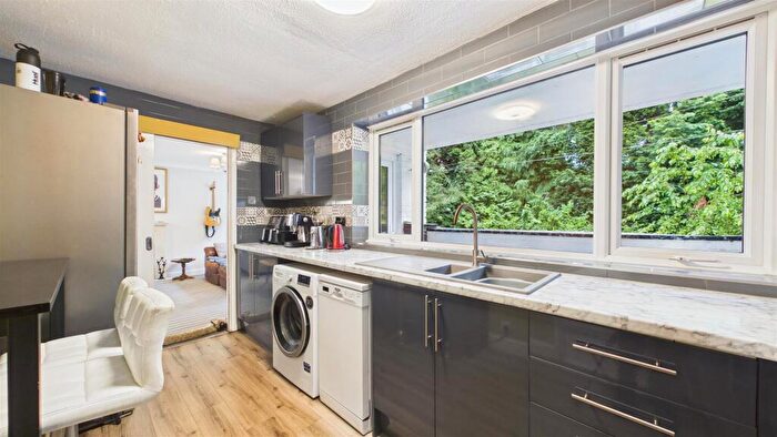 2 Bedroom Flat For Sale In Binswood Road, Halesowen, B62