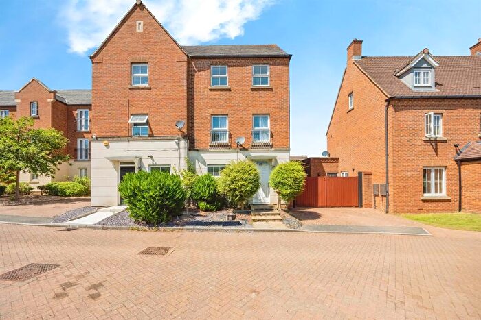 5 Bedroom Semi-Detached House For Sale In Stanwyck Lane, Oxley Park, Milton Keynes, MK4