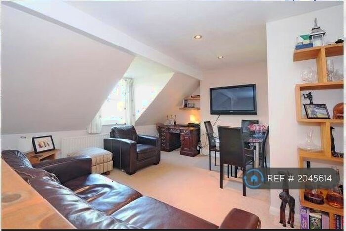 2 Bedroom Flat To Rent In Pepys Road, London, SE14