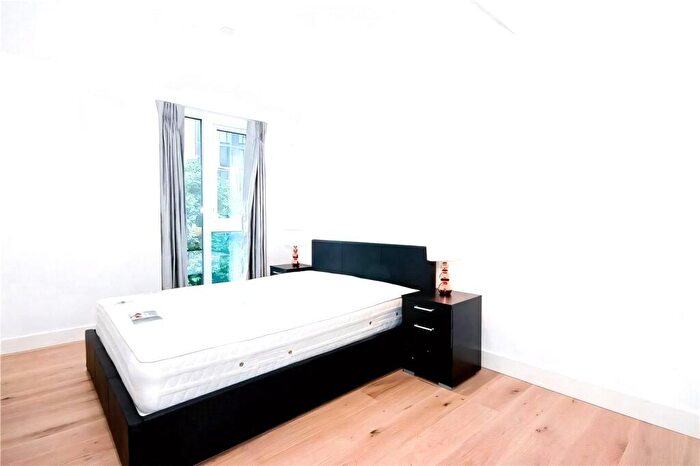 2 Bedroom Apartment To Rent In Admiralty House, Vaughan Way, London, E1W