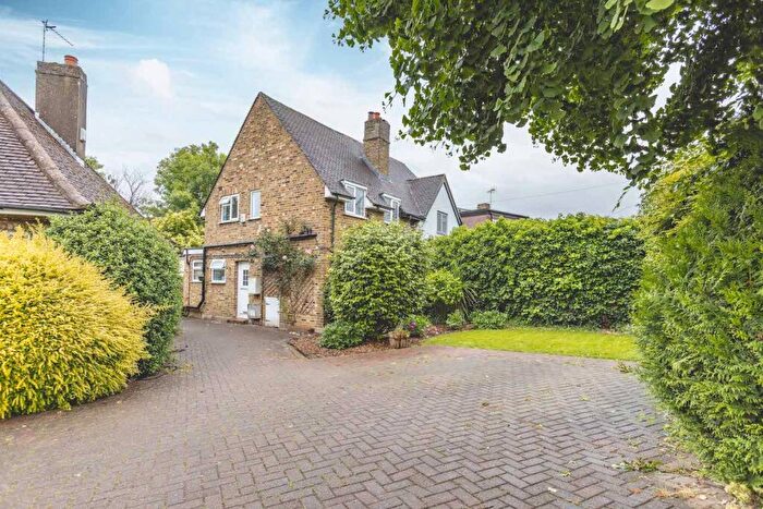 3 Bedroom Semi-Detached House For Sale In Chequers Orchard, Iver, SL0