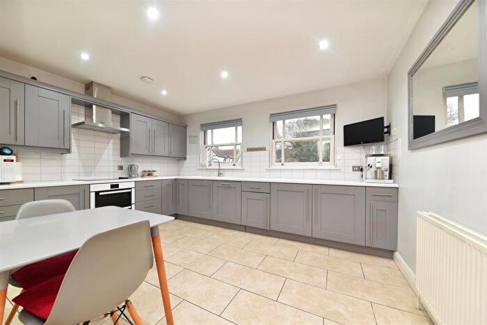 5 Bedroom Detached House For Sale In Dunwich Farm, Stevenage, SG1