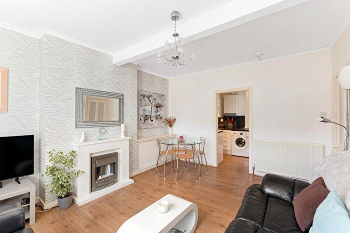 2 Bedroom Flat For Sale In The Green, Davidsons Mains Edinburgh, EH4