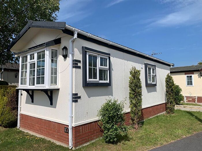 1 Bedroom Mobile/park Home For Sale In Greenfield Park, Freckleton, Preston, PR4