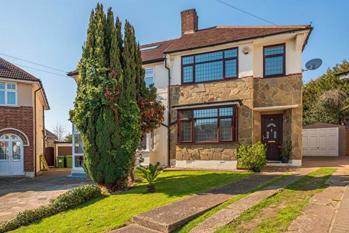 3 Bedroom Semi-Detached House For Sale In Glenhead Close, SE9