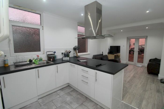 2 Bedroom Flat To Rent In Soberton Avenue, Heath, Cardiff CF14