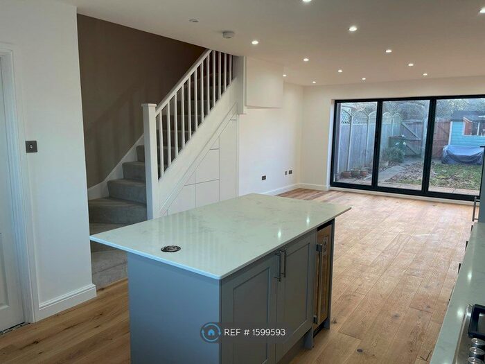 3 Bedroom End Of Terrace House To Rent In Mendip Close, Worcester Park, KT4