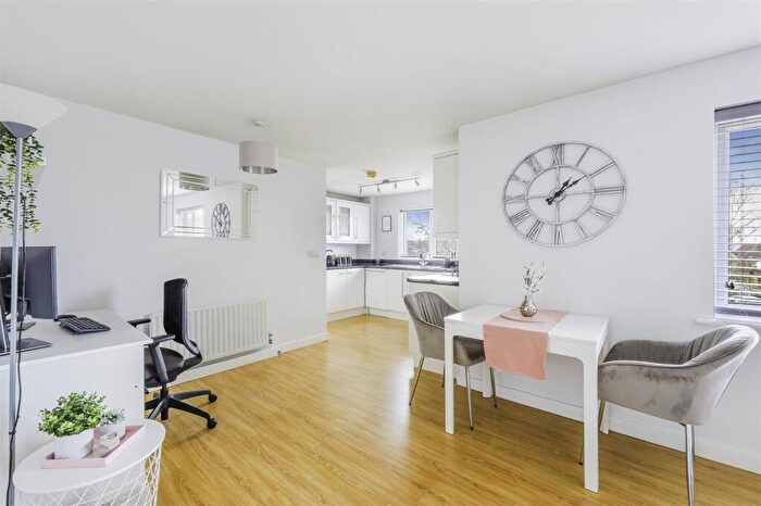1 Bedroom Flat For Sale In Malmstone Avenue, Merstham, Redhill, RH1