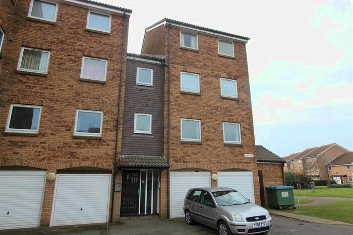 2 Bedroom Flat To Rent In Lake Drive, Peacehaven, BN10