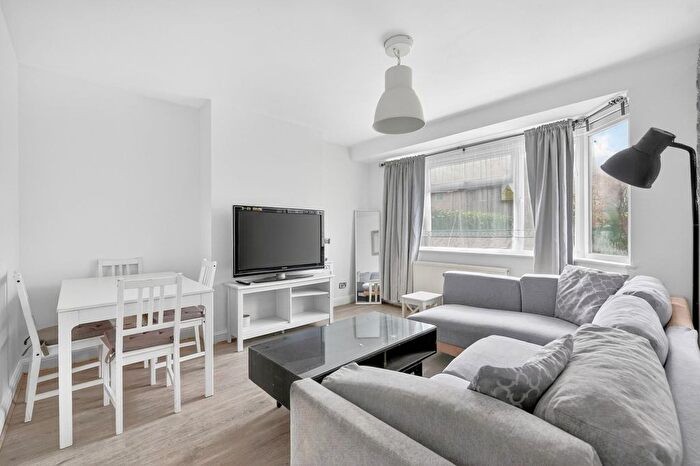 1 Bedroom Maisonette For Sale In Connell Crescent, Ealing, W5