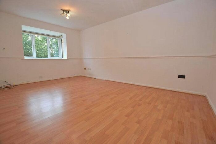 2 Bedroom Flat To Rent In The Glen, Vange, Basildon, SS16