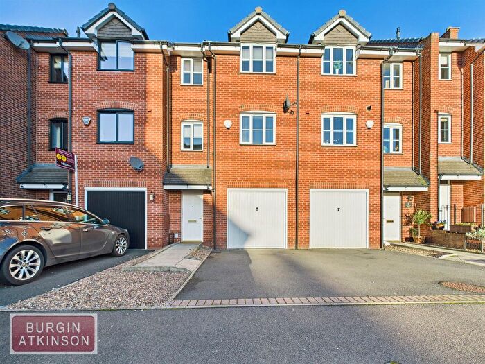 3 Bedroom Town House For Sale In Waterfields, Retford, DN22
