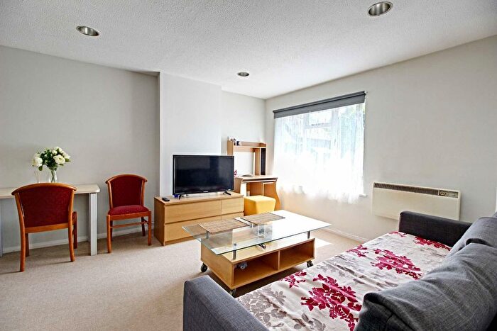 1 Bedroom Flat To Rent In Copwood Close, Finchley, N12