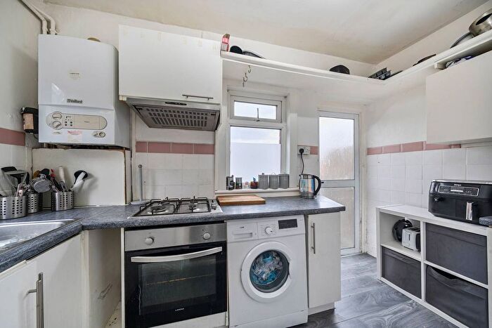 2 Bedroom Flat For Sale In Kingston Road, Raynes Park, London, SW20