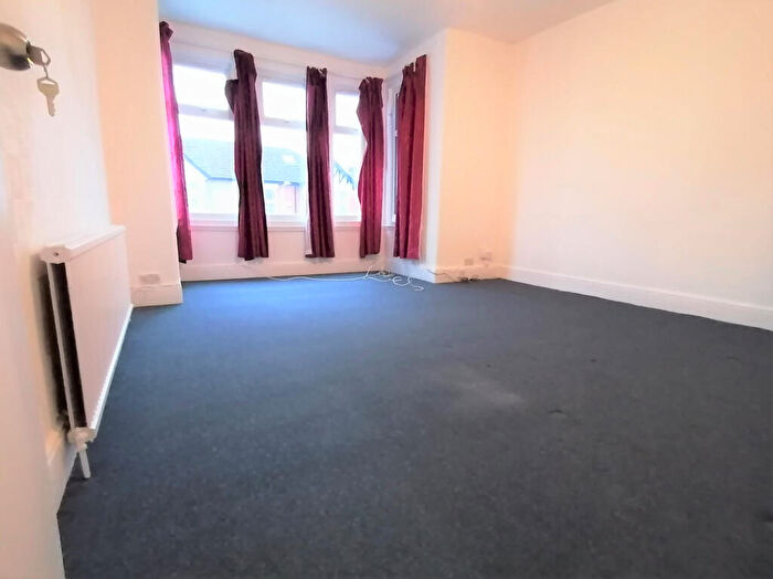 2 Bedroom Flat To Rent In Warwick Gardens, Ilford, Essex, IG1