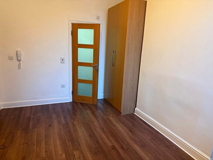 Studio To Rent In Kilburn High Road, London, NW6