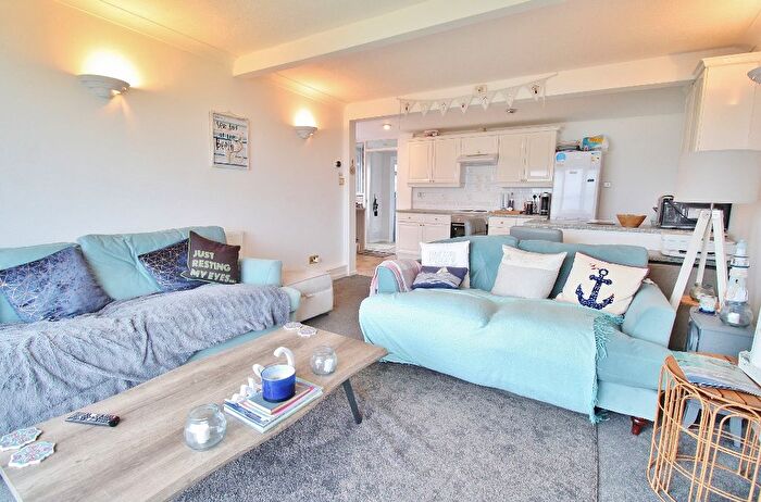 2 Bedroom Chalet For Sale In Chilling Lane, Warsash, Southampton, SO31