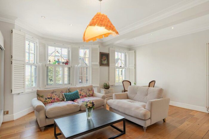 3 Bedroom Flat To Rent In Larkfield Road, Richmond, TW9