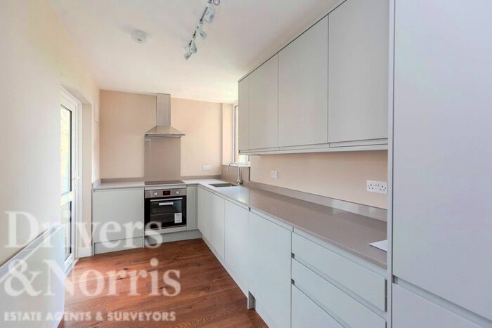 4 Bedroom Flat To Rent In Abingdon Close, Camden, London, NW1
