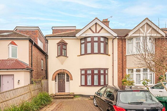 2 Bedroom Flat To Rent In Devonshire Road, Mill Hill East, London, NW7