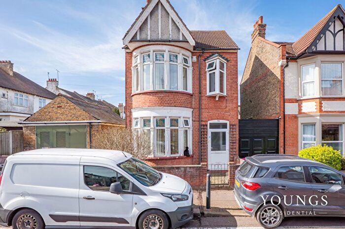 4 Bedroom Detached House For Sale In Hainault Avenue, Westcliff-On-Sea, SS0