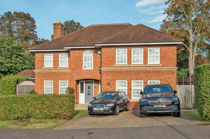 5 Bedroom Detached House For Sale In Harpswood Close, Coulsdon, CR5