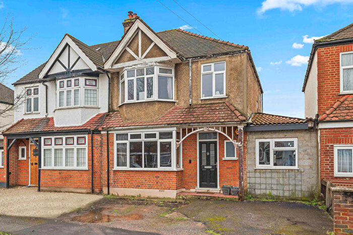 3 Bedroom Semi Detached House For Sale In Elm Way, Worcester Park, KT4