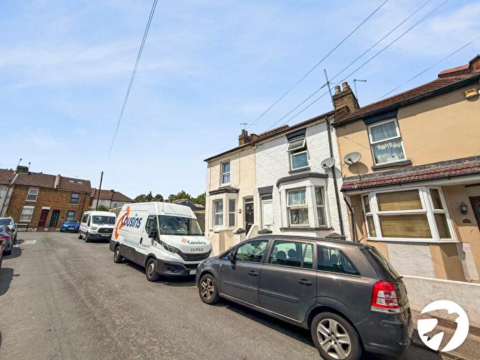 2 Bedroom End Of Terrace House To Rent In Bright Road, Chatham, Kent, ME4