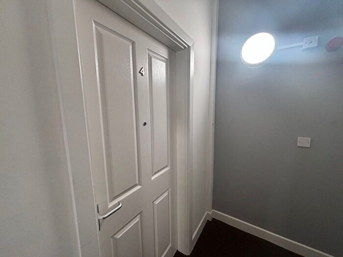 Studio To Rent In Park Crescent, Bradford, BD3