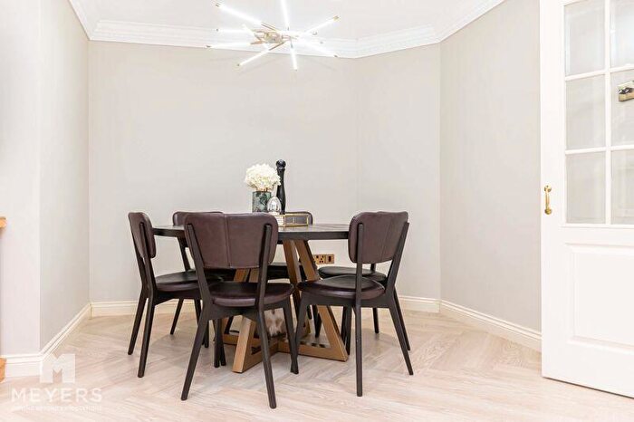 2 Bedroom Flat For Sale In Dean Park Road, Bournemouth, BH1