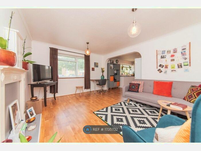 2 Bedroom Flat To Rent In Millwards, Hatfield, AL10