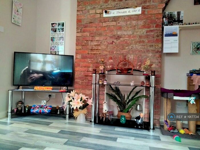 1 Bedroom Flat To Rent In High Street, Bagshot, GU19