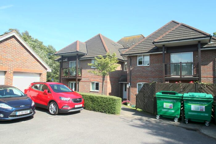 2 Bedroom Flat To Rent In Yachtsman Close, Bursledon, SO31