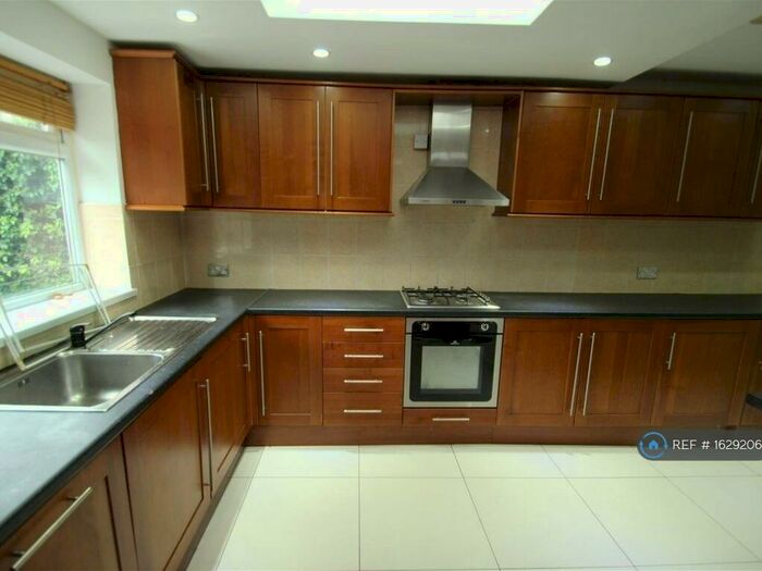 5 Bedroom Semi-Detached House To Rent In Houlditch Road, Leicester, LE2