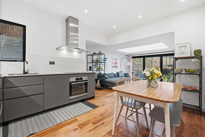 2 Bedroom Flat For Sale In Wallwood Road, Leytonstone, E11